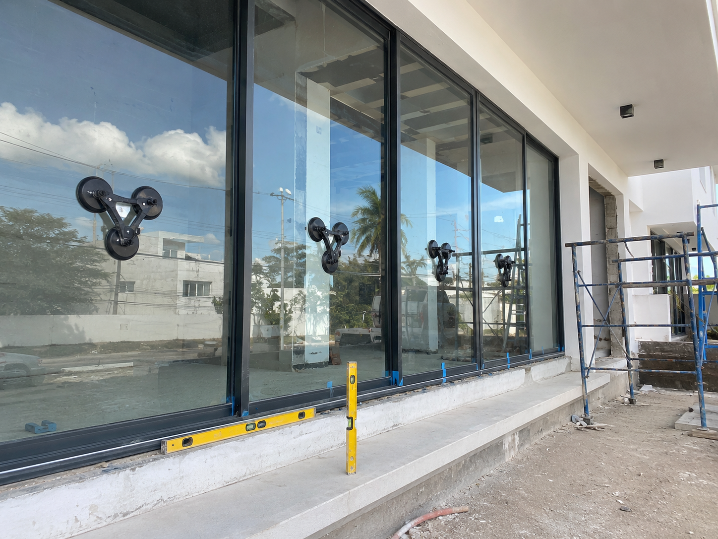 Entrada comercial con fachada de cristal