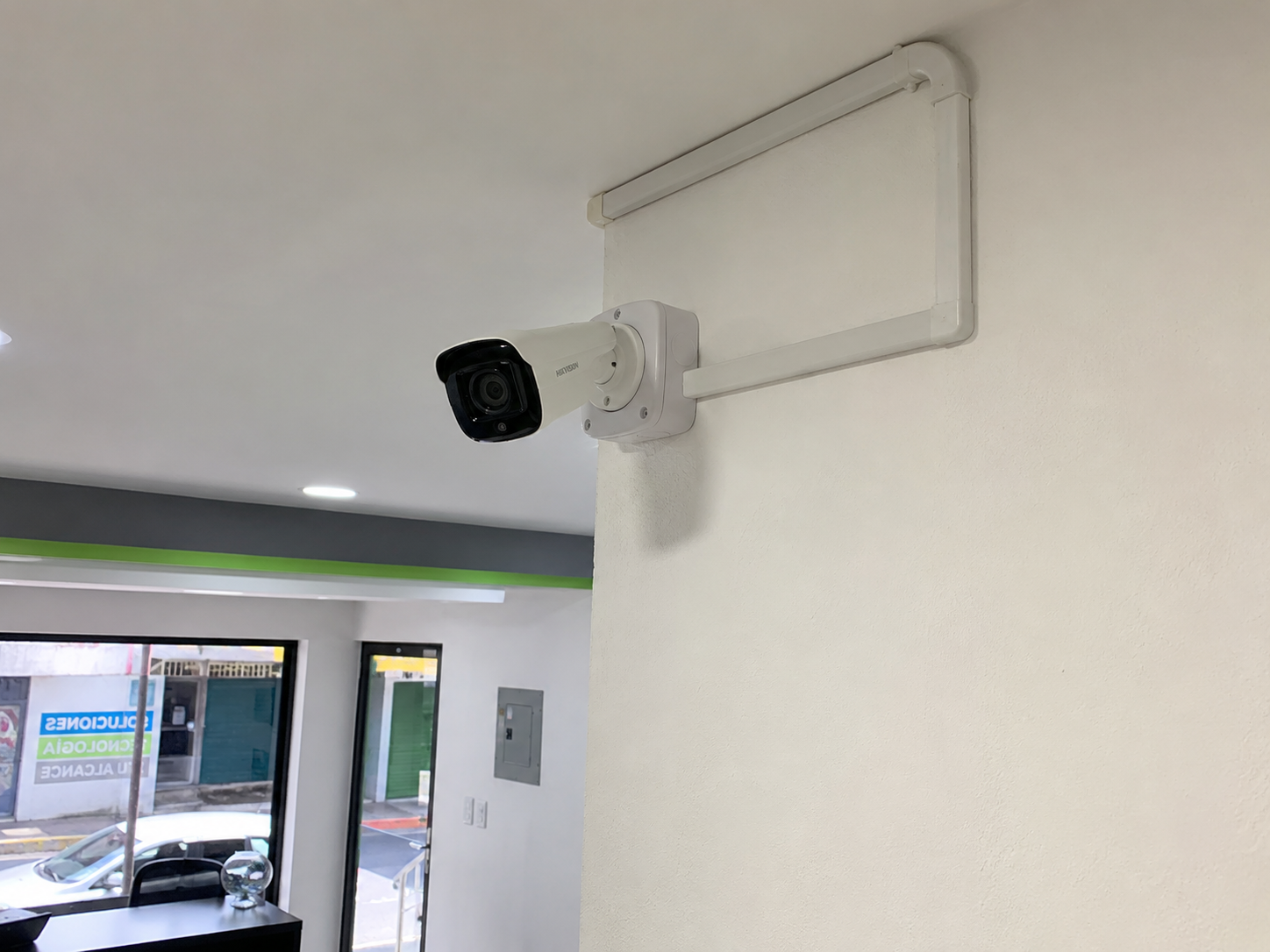 Instalación de cámara con cableado organizado