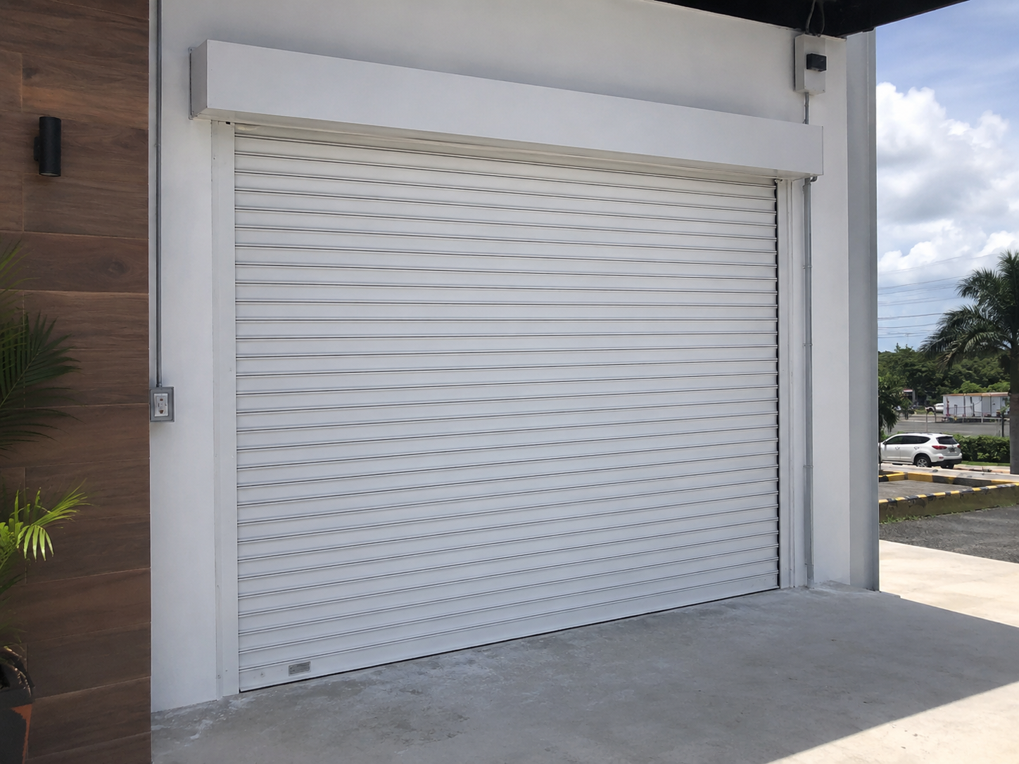 Shutter eléctrico instalado en local comercial