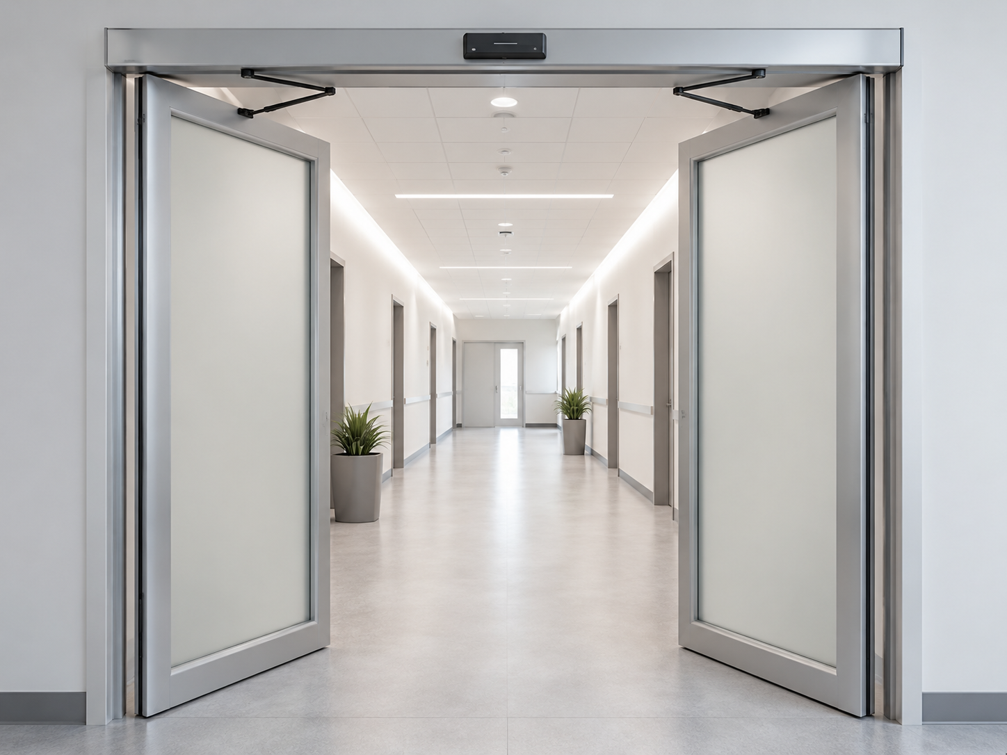 Puertas batientes automáticas en pasillo moderno