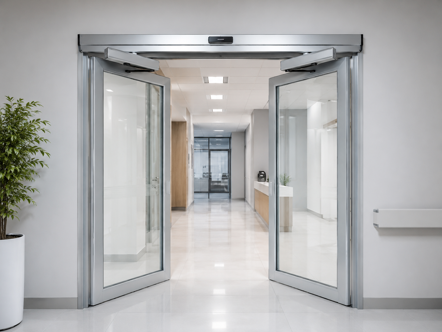 Puertas batientes automáticas en acceso elegante